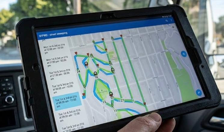 La route du camion de "street cleaning" dans un quartier de San Francisco