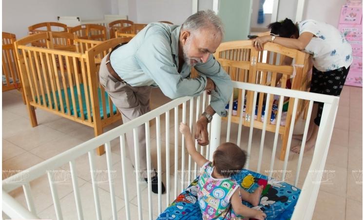Marc de Muynck avec les enfants orphelins du Vietnam