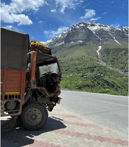 Un camion dans lequel est monté Marceau au Ladakh