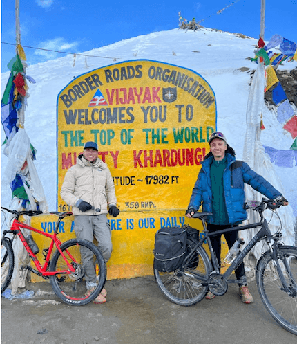 Marceau et son ami François en haut du Khardung La à 5600 m d'altitude au Ladakh
