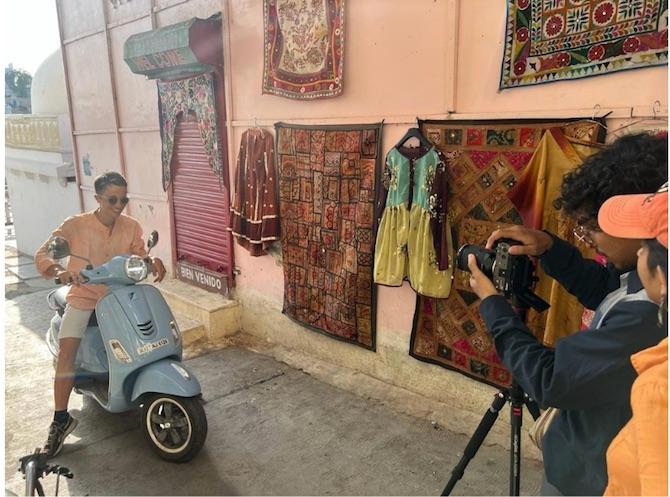 Marceau dans une scène d'un film publicitaire dans le Rajasthan