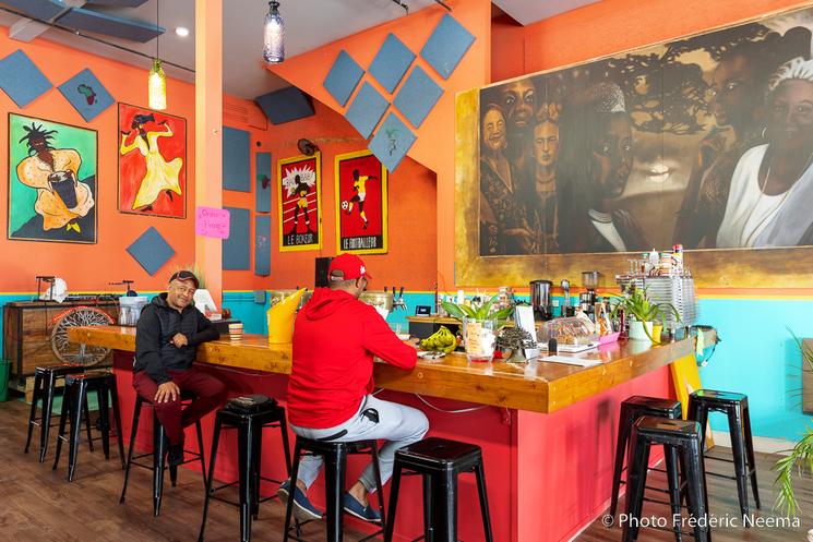 Marco Senghor dans son bar restaurant Bissap Baobab à San Francisco