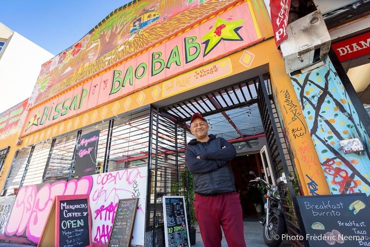 Marco Senghor devant son restaurant le Bissap Baobab à San Francisco