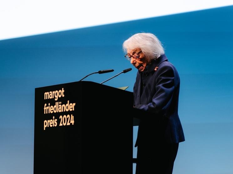 Margot friedlander décèrne le prix qui a été créé en son nom