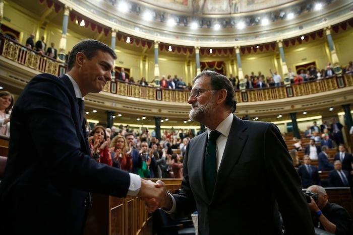 Mariano Rajoy felicite Pedro sanchez, nouveau président du gouvernement