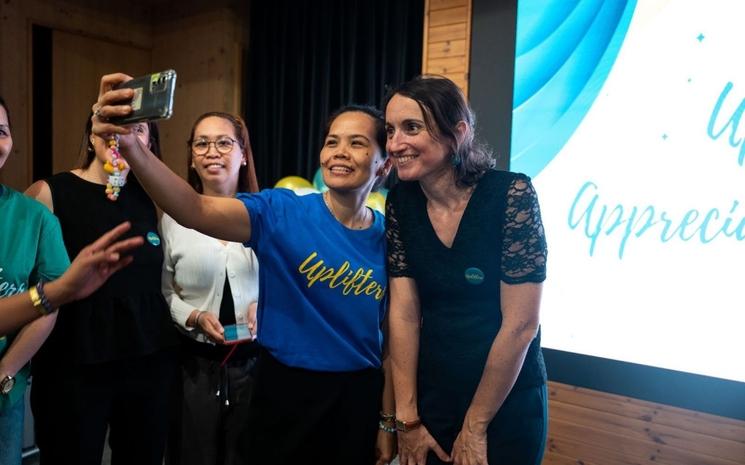 Marie Kretz Di Meglio et une femme prennent un selfie ensemble.