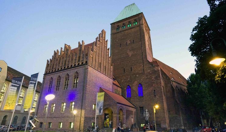Vue de face du Markisches Museum à la tombée du jour