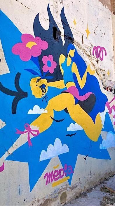 la sprinteuse de media ODV peinte avec des couleurs fortes sur un mur de Valencia