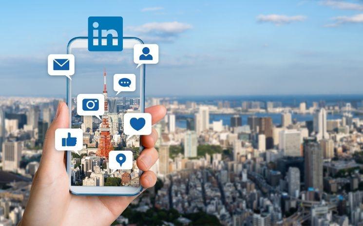 Les médias et réseaux sociaux à suivre sur LinkedIn si vous êtes expatriés.