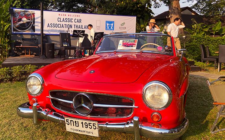 Une voiture Mercedes Benz 190 SL de 1955 vue dans les jardins de l'hotel Cross Chiang Mai Riverside