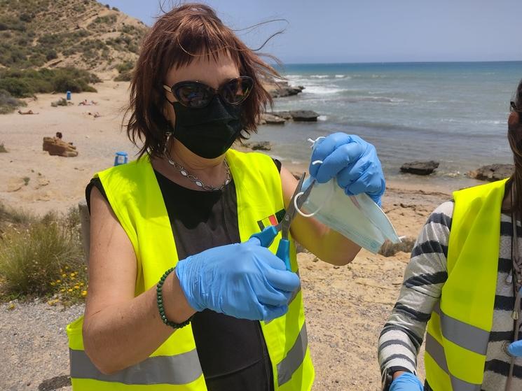 mia van lil avec un gillet jaune en train de couper un masque a alicante