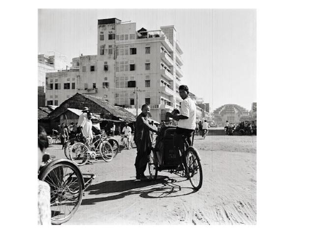 Micheline DULLIN, Bonze et cambodgiens devant le marché central, entre 1958 et 1964.