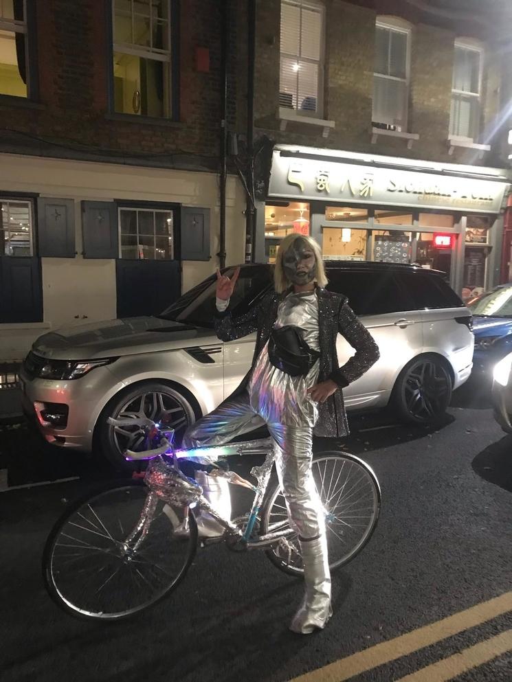 Costume fait main des pieds à la tête : les londoniens ont du talent