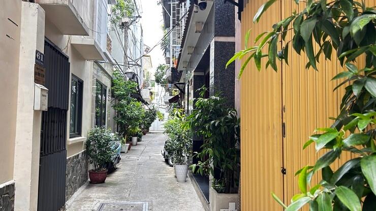 À midi, les ruelles comme celle-ci sont normalement calmes et désertes.