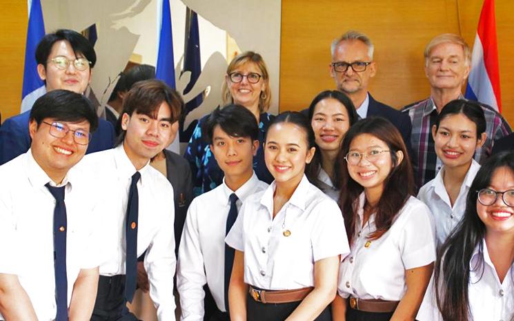 La ministre française Sylvie Retailleau en photo avec des etudiants thailandais