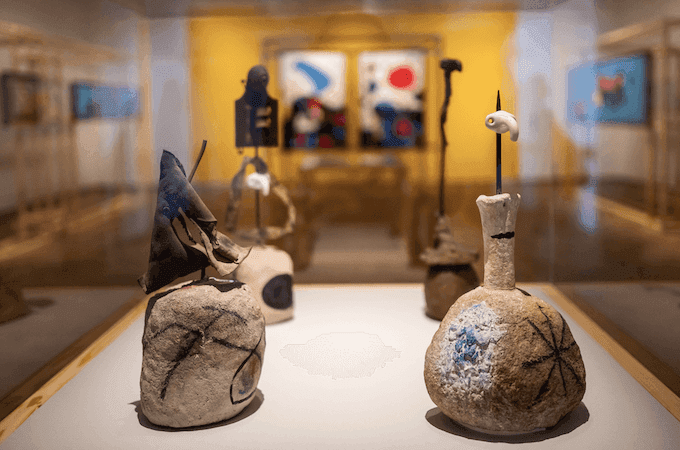 Image d'une salle de l'exposition à la Fundación Joan Miró.