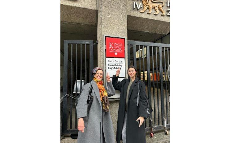 Monia Briki et une de ses étudiantes ayant intégré King’s College London