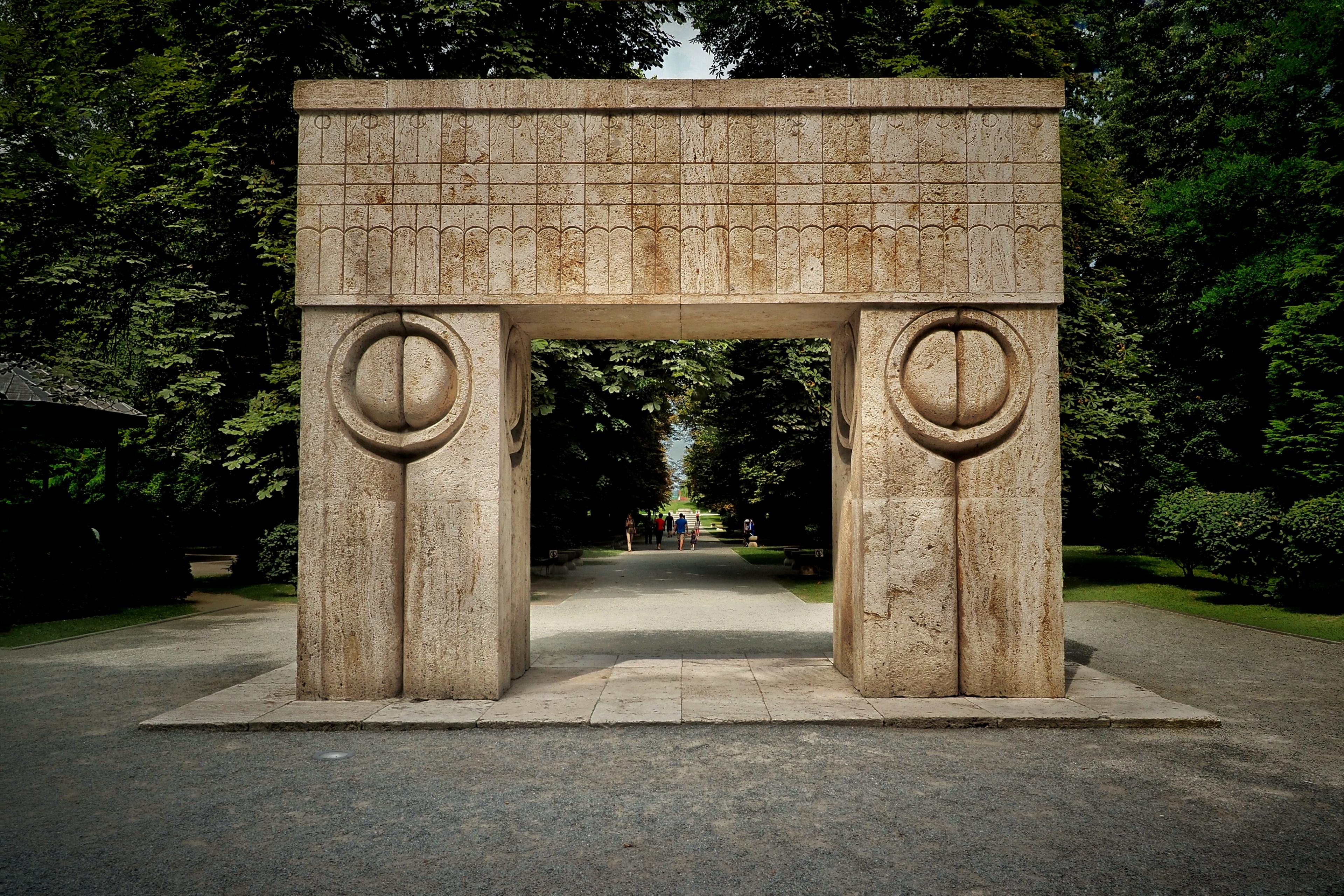 porte-du-baiser-brancusi