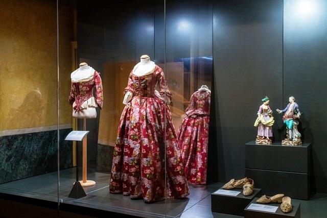 des vêtements et robes anciennes exposés