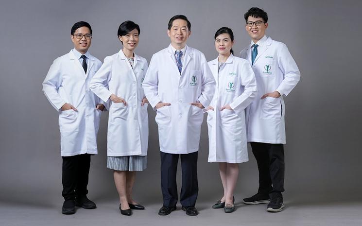 L'equipe de medecins specialises dans les troubles de la motilite au Bumrungrad hospital