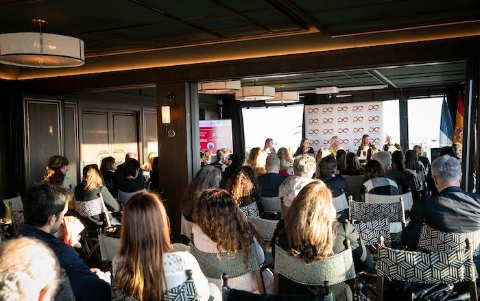 salle comble pour écouter mujeres avenir
