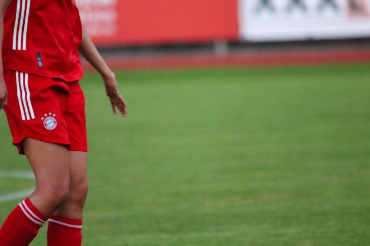 Joueur du Bayern Munich sur un terrain de foot.