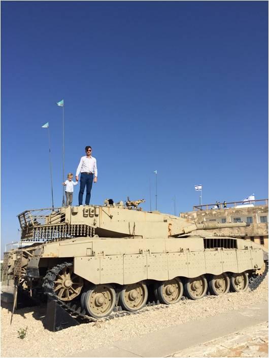 Musée militaire enfant sur tank