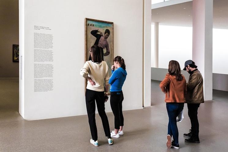 Personnes visitant une exposition