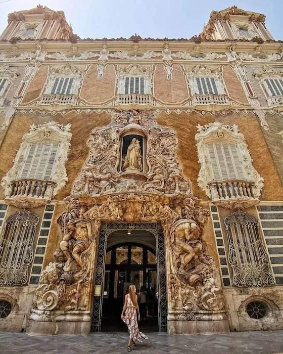 la façade du musee de la ceramique a valencia