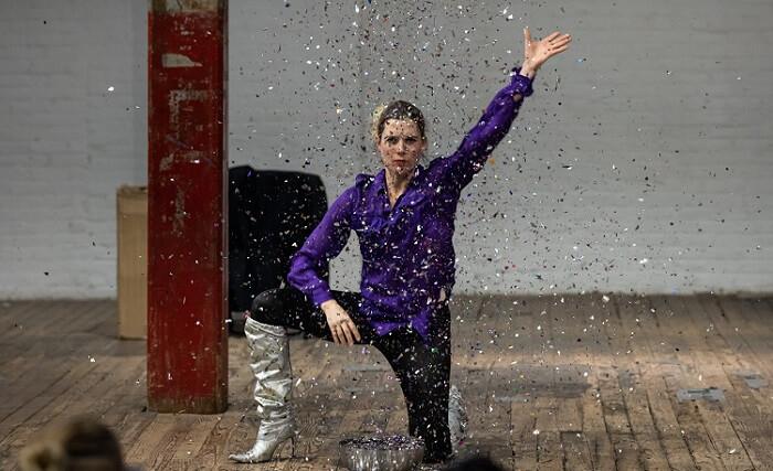 une femme lance des paillettes