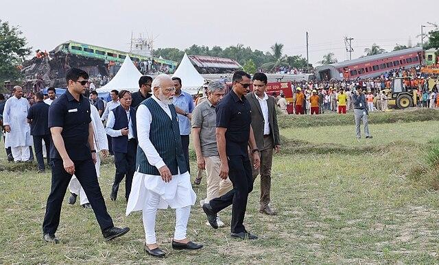 Narendra Modi visite le lieu de l'accident de train en Odisha