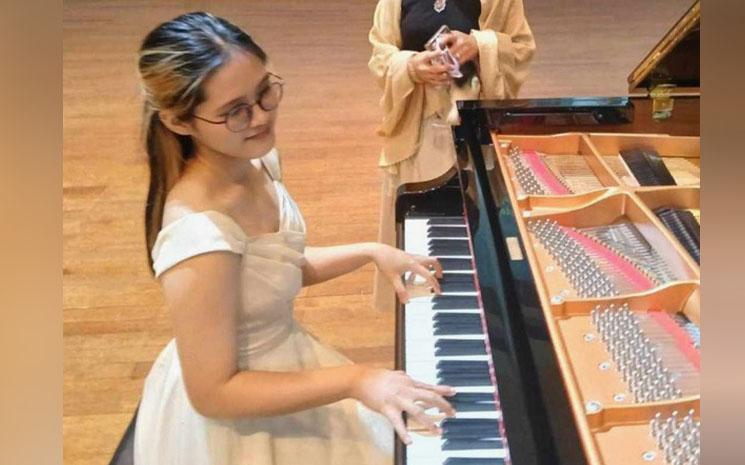 Baibua, jeune pianiste thailandaise parrainée par Nat Association