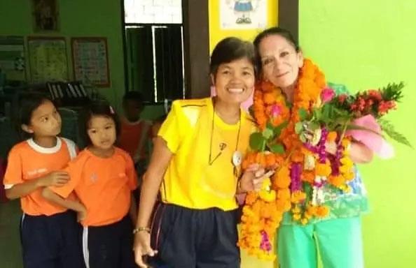 Elisabeth Zana en compagnie d'une enseignante de l'ecole Natacha de Krabi