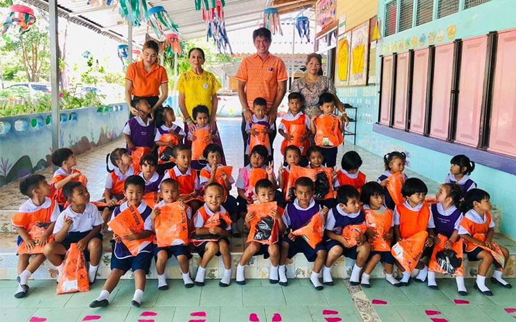 Photo de groupe des enfants de Natacha School avec les enseignants et Elisabeth Zana