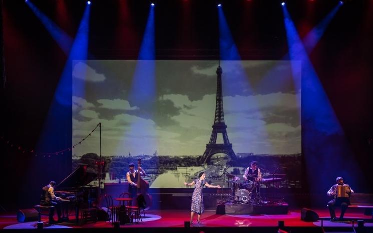 Natahalie Lhermitte durant son spectacle sur Edith Piaf