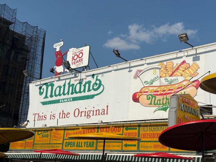Nathan’s Famous, l'un des meilleurs hot dogs de New York