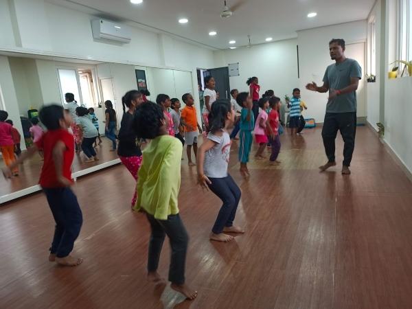 Un groupe d'enfants dansant avec Natraj à Chennai