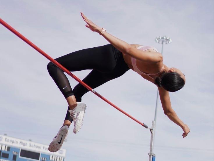 Nawal Meniker, expatriée et athlète en saut en hauteur