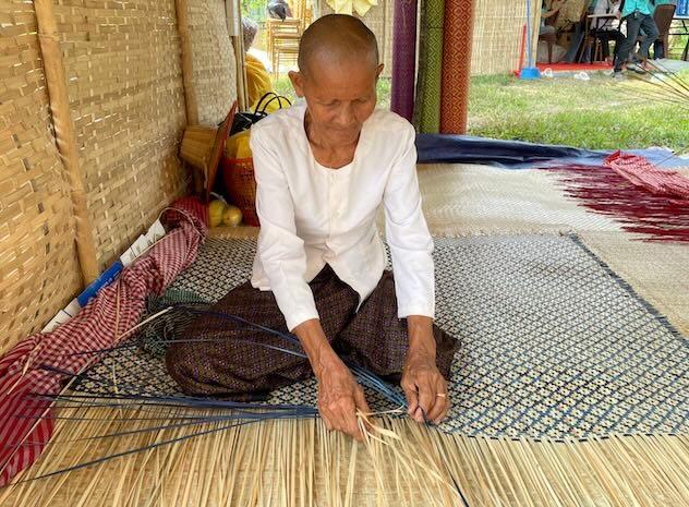 Neam Voeun, 70 ans autre tisserande de nattes en feuilles