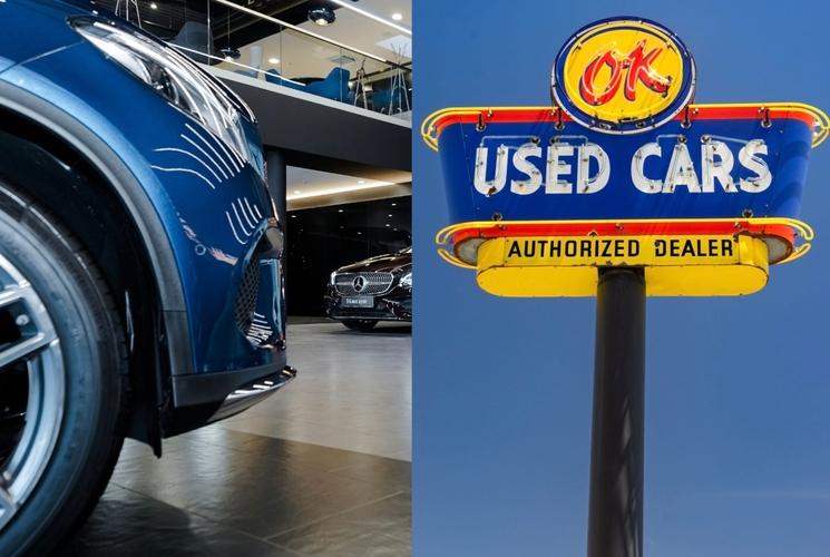 Une voiture neuve et un signe de voiture d'occasion