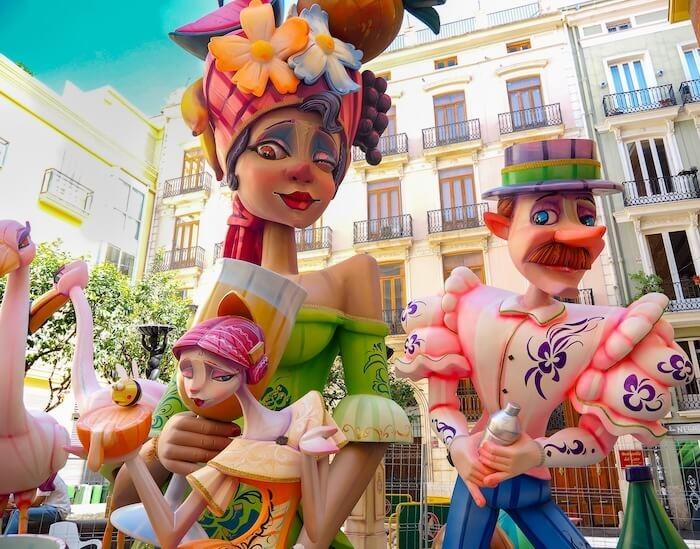 Couple de Ninots, la femme tient entre ses mains une orange