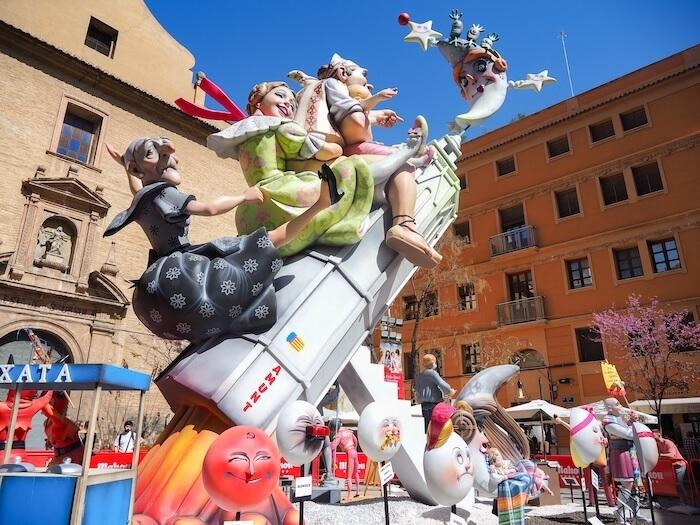 Ninot représentant une fusée et des personnes prêtes à s’envoler dans les étoiles.