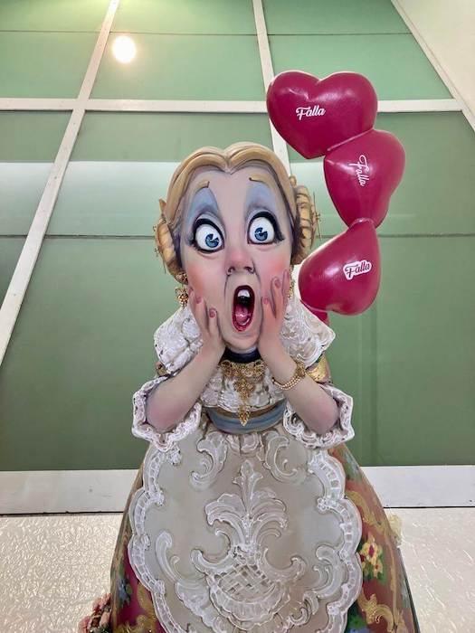 Une figure Ninot de fallera en carton