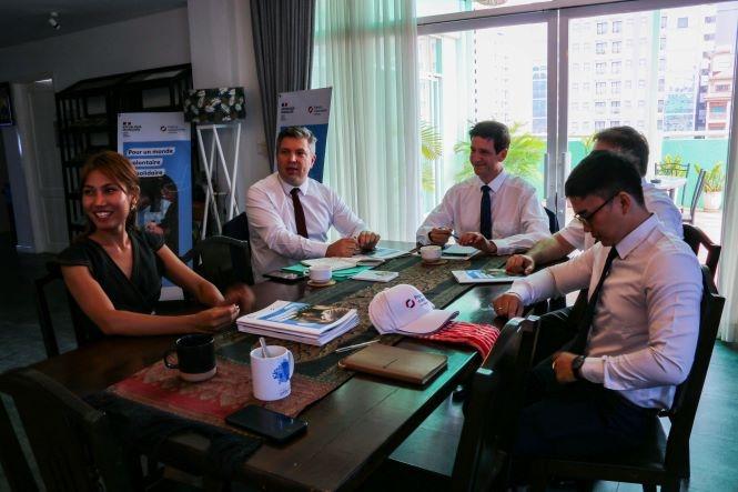 Vannak prése le volontariat au Cambodge au Directeur Général de France volontaires