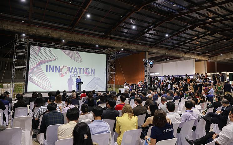 Le ministre francais Olivier Becht donne une allocution lors du lancement de l'annee de l'innovation France-Thailande a Bangkok