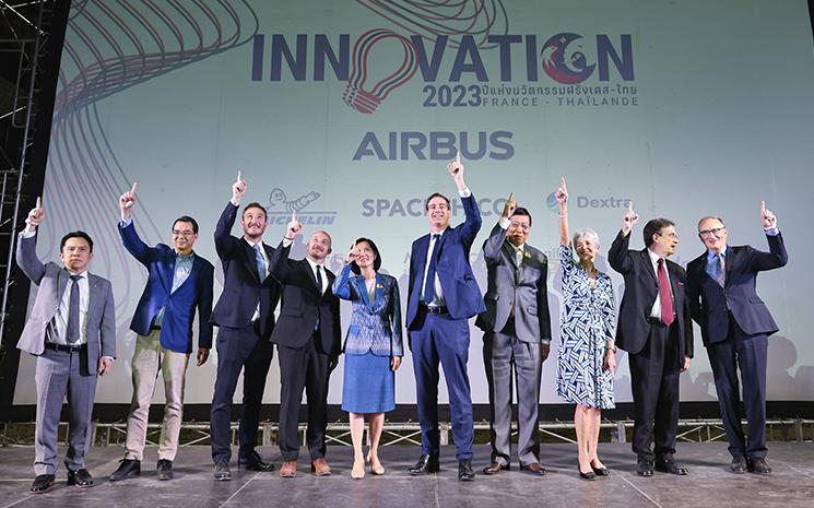 Plusieurs personnalites francaises et thailandaises dont des ministres et deux astronautes sont sur la scene de l'annee de l'innovation