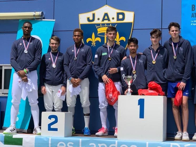 Le podium des championnats de France d'épée par équipe M20