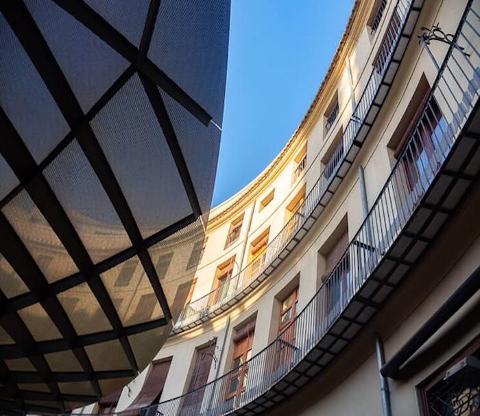 ciel bleu vu depuis la plaza redonda à valencia