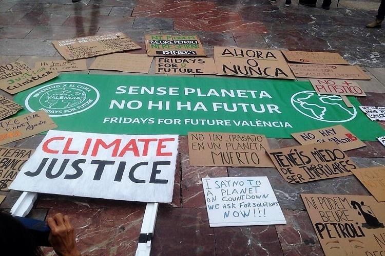 Les pancartes posées au sol lors de la la manifestation du 24 mai à Valencia Valence en Espagne