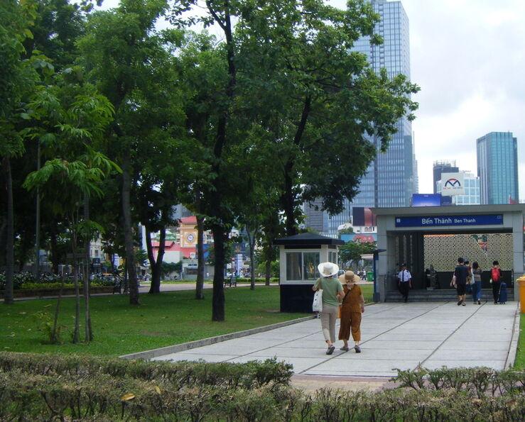 Ce parc est un lieu populaire d’où l’on peut accéder à une station de métro.